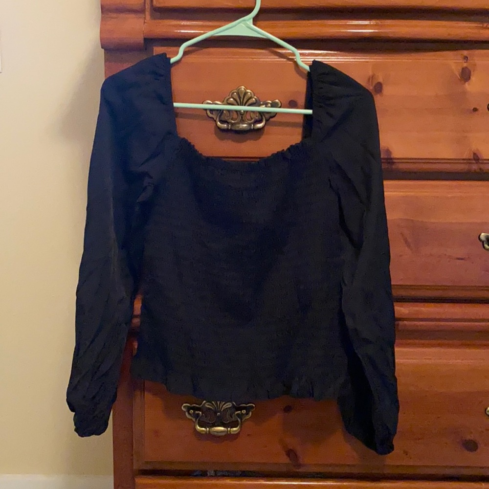 Black size Large top with puffy sleeves and stretchy body